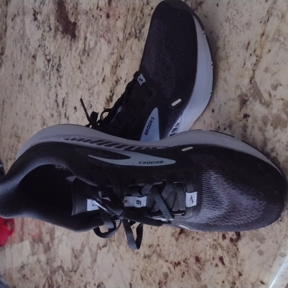Tennis shoes
